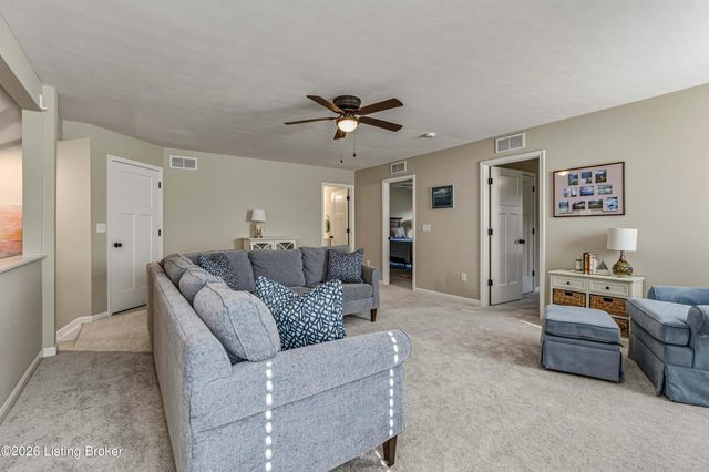 10048 Windcrest Farms Ln, Louisville, KY 40291