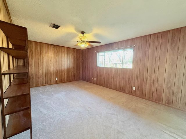 1415 Avenue C, Danbury, TX 77534