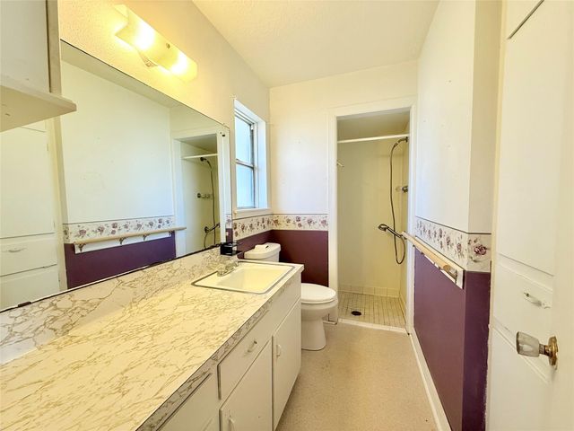 1415 Avenue C, Danbury, TX 77534