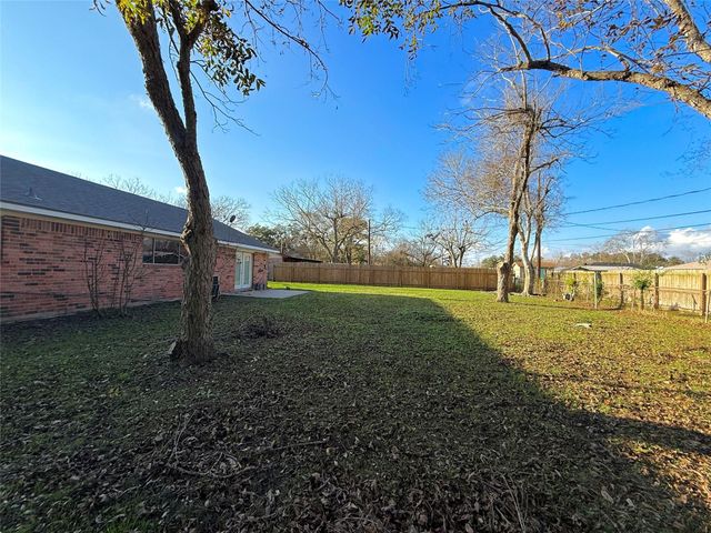 1415 Avenue C, Danbury, TX 77534