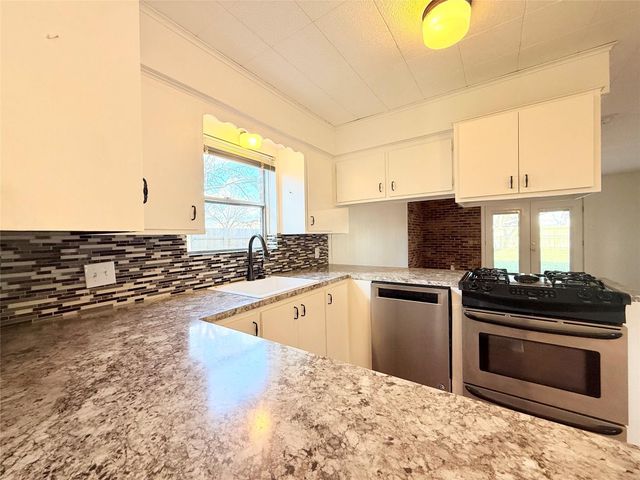 1415 Avenue C, Danbury, TX 77534