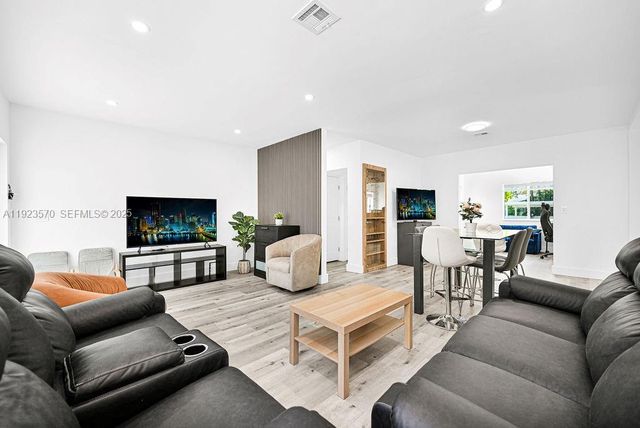 876 NE 81st St, Miami, FL 33138