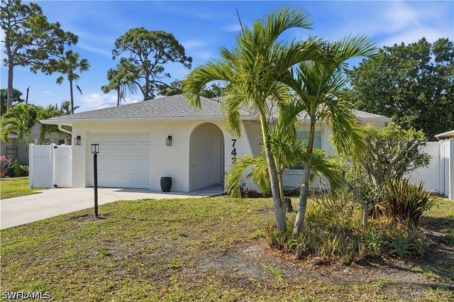 742 99th AVE N, Naples, FL 34108