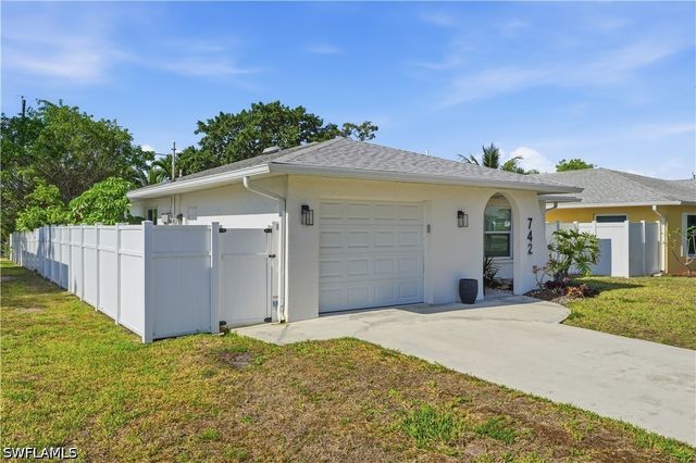 742 99th AVE N, Naples, FL 34108