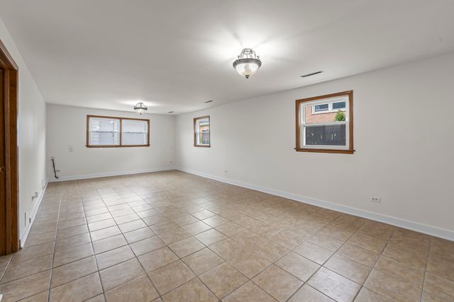 8737 S 50th Avenue, Oak Lawn, IL 60453