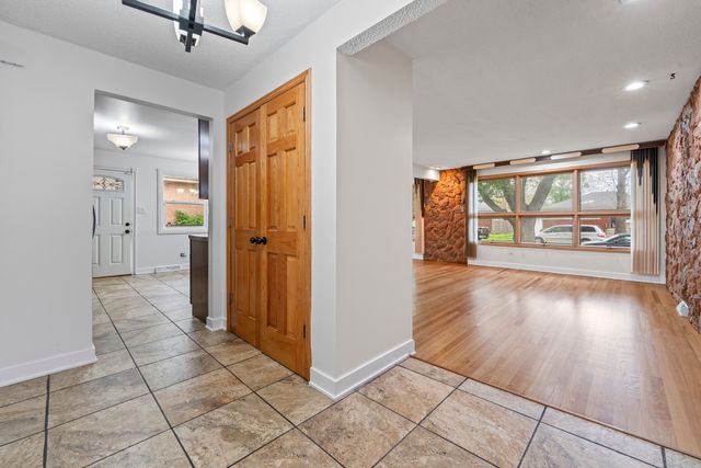 8737 S 50th Avenue, Oak Lawn, IL 60453