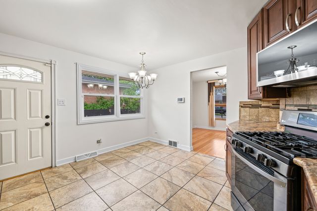 8737 S 50th Avenue, Oak Lawn, IL 60453