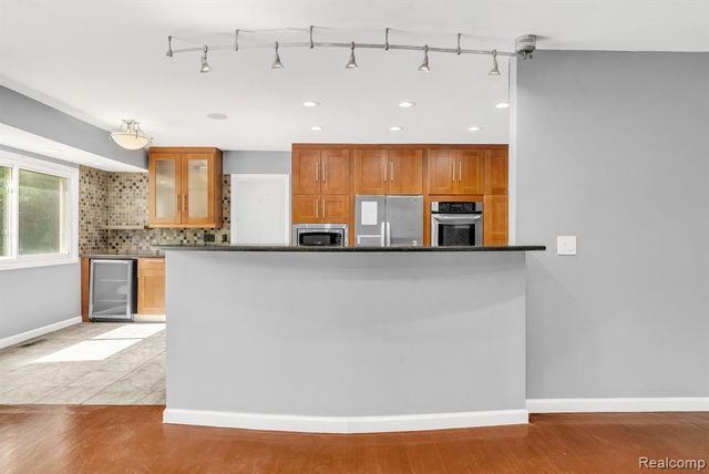 36939 Heatherton Drive, Farmington, MI 48335