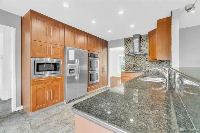 36939 Heatherton Drive, Farmington, MI 48335