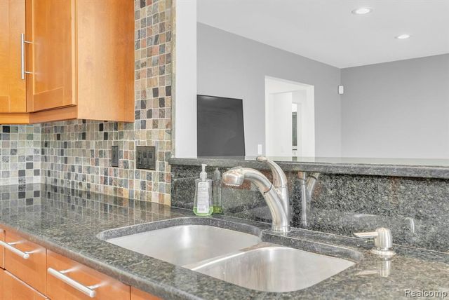 36939 Heatherton Drive, Farmington, MI 48335