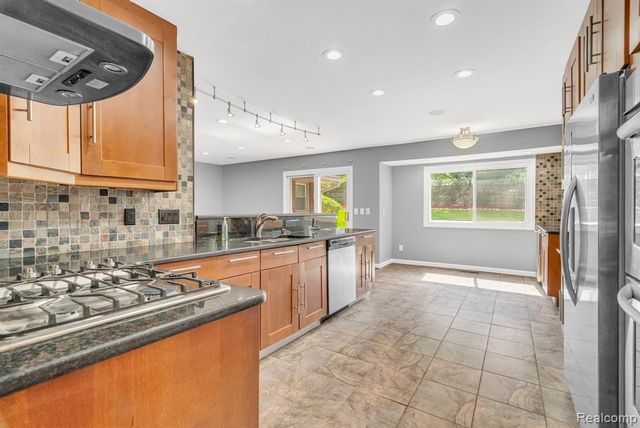 36939 Heatherton Drive, Farmington, MI 48335