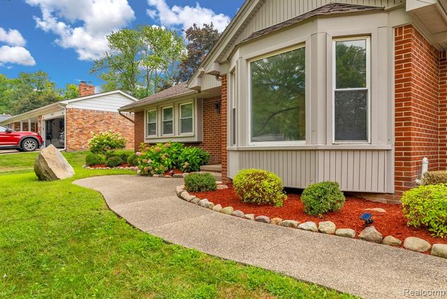 36939 Heatherton Drive, Farmington, MI 48335