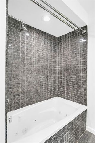 36939 Heatherton Drive, Farmington, MI 48335