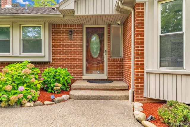 36939 Heatherton Drive, Farmington, MI 48335