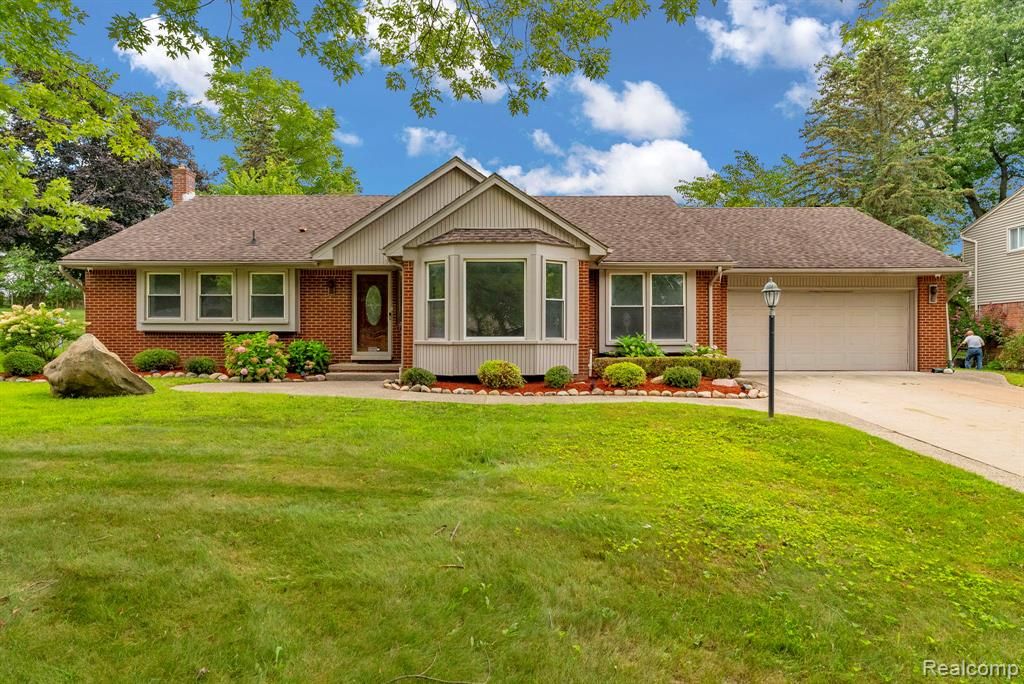 36939 Heatherton Drive, Farmington, MI 48335