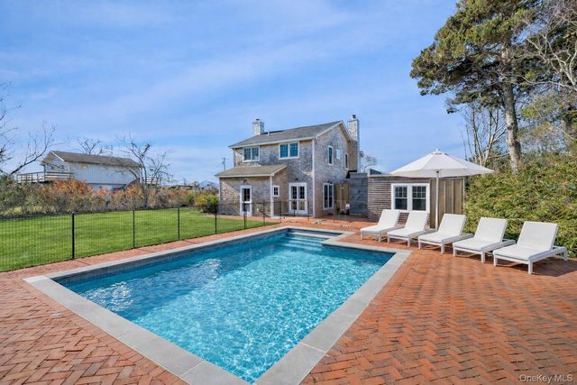 81 Foster Avenue, Hampton Bays, NY 11946