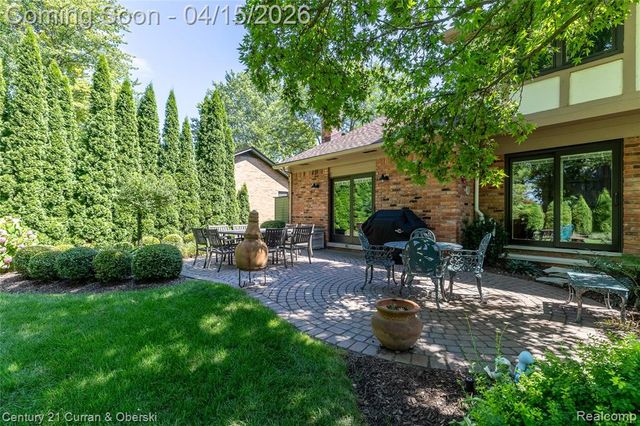2695 Ronald Drive, Troy, MI 48085