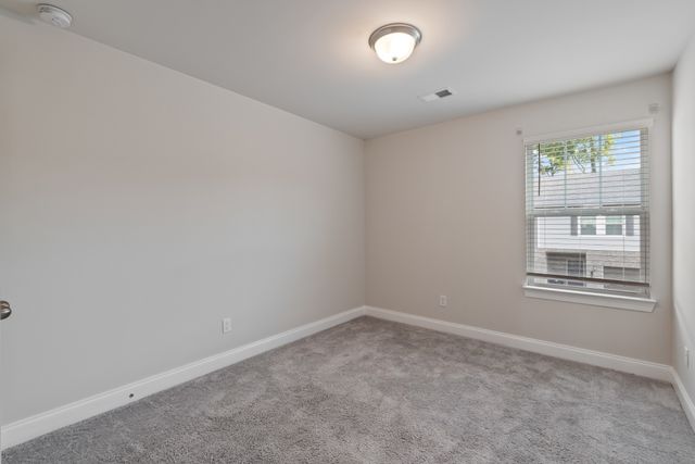 858 Longleaf Ln, Columbia, TN 38401