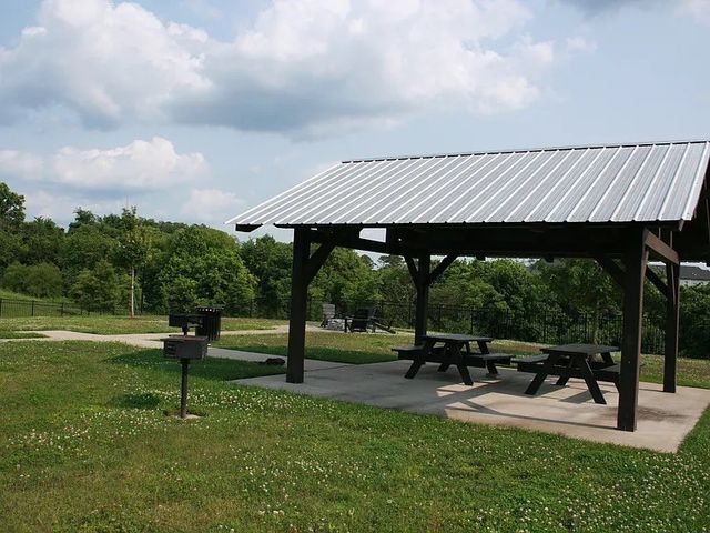 858 Longleaf Ln, Columbia, TN 38401