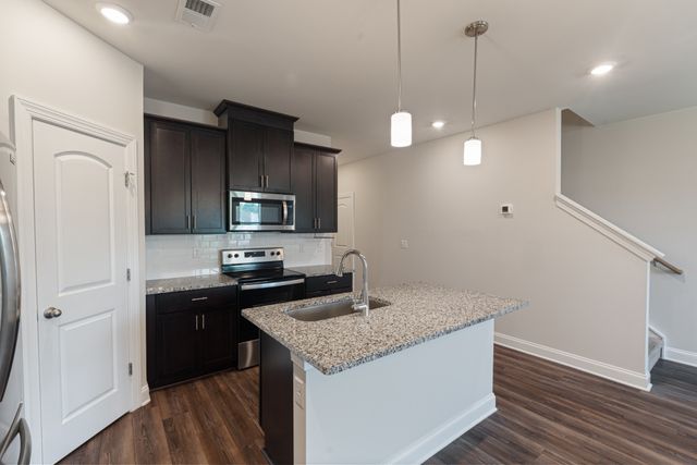 858 Longleaf Ln, Columbia, TN 38401