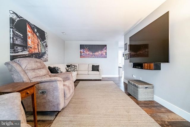 3133 LONG MEADOW DR, Dover, PA 17315