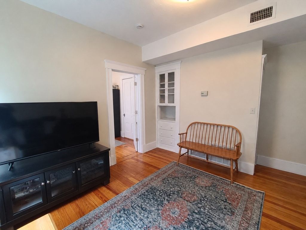 140 Elm St 4, Worcester, MA 01609