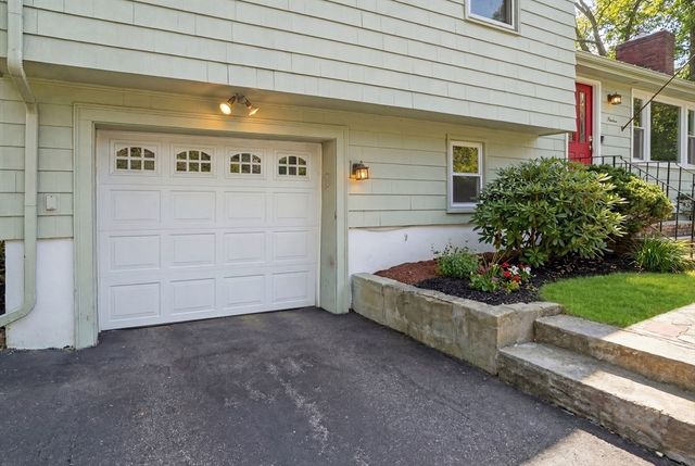 19 Lantern Ln, Chelmsford, MA 01824