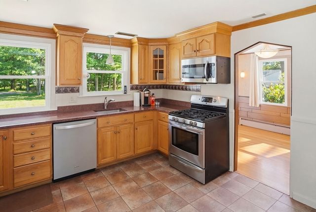 19 Lantern Ln, Chelmsford, MA 01824