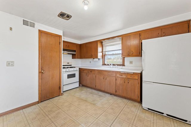 3842 S 77th STREET, Milwaukee, WI 53220