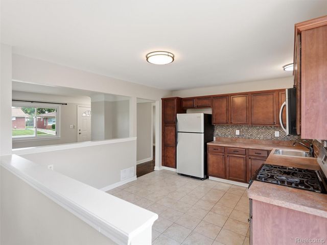 21736 Timberidge Street, St. Clair Shores, MI 48082