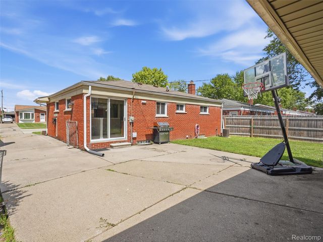 21736 Timberidge Street, St. Clair Shores, MI 48082