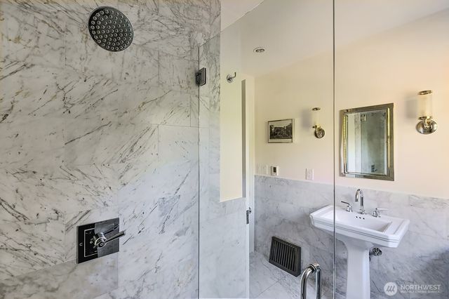 719 35th Avenue, Seattle, WA 98122