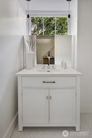 719 35th Avenue, Seattle, WA 98122