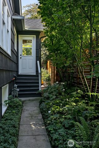 719 35th Avenue, Seattle, WA 98122