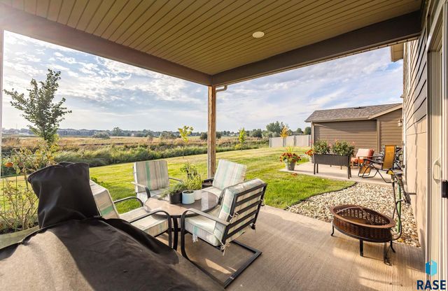 2500 E Meadowside Pl Place, Sioux Falls, SD 57108