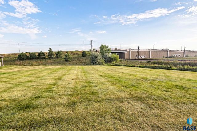 2500 E Meadowside Pl Place, Sioux Falls, SD 57108