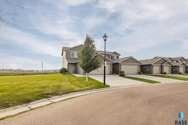2500 E Meadowside Pl Place, Sioux Falls, SD 57108