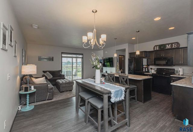 2500 E Meadowside Pl Place, Sioux Falls, SD 57108