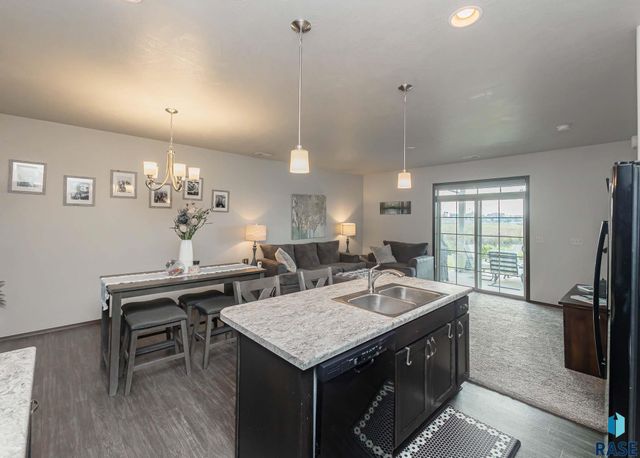 2500 E Meadowside Pl Place, Sioux Falls, SD 57108