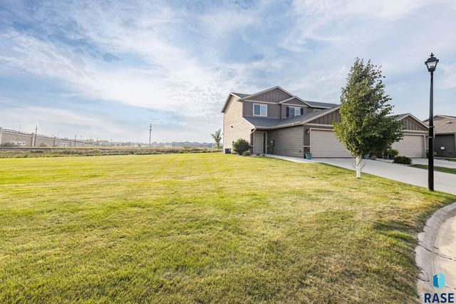 2500 E Meadowside Pl Place, Sioux Falls, SD 57108