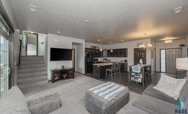 2500 E Meadowside Pl Place, Sioux Falls, SD 57108