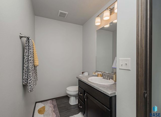 2500 E Meadowside Pl Place, Sioux Falls, SD 57108