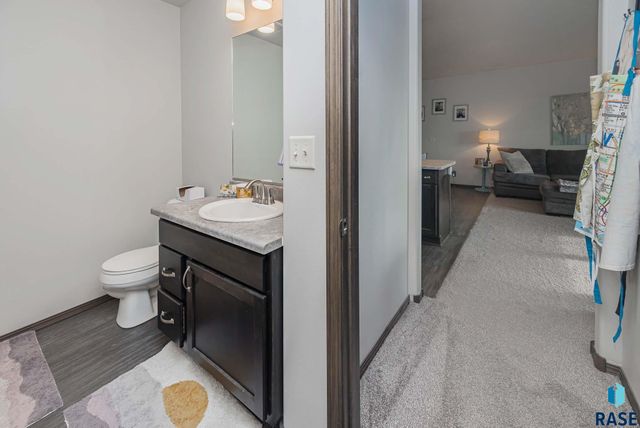 2500 E Meadowside Pl Place, Sioux Falls, SD 57108