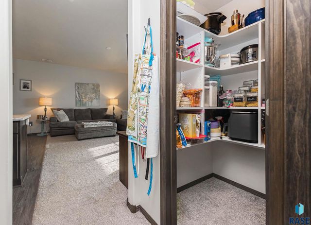 2500 E Meadowside Pl Place, Sioux Falls, SD 57108