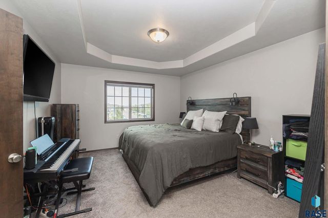 2500 E Meadowside Pl Place, Sioux Falls, SD 57108