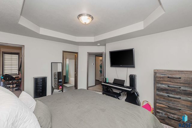 2500 E Meadowside Pl Place, Sioux Falls, SD 57108