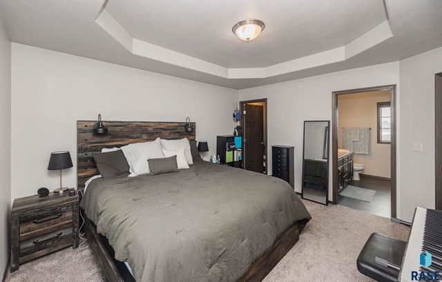 2500 E Meadowside Pl Place, Sioux Falls, SD 57108