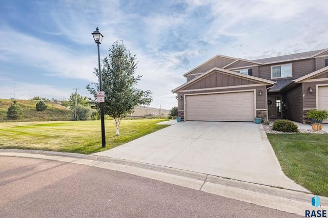 2500 E Meadowside Pl Place, Sioux Falls, SD 57108