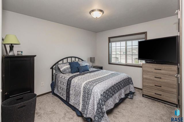 2500 E Meadowside Pl Place, Sioux Falls, SD 57108