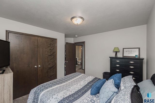 2500 E Meadowside Pl Place, Sioux Falls, SD 57108